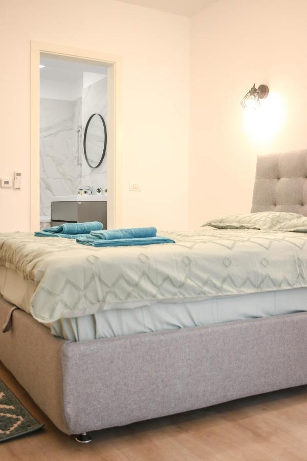 The Next Door Apartaments Bucarest Esterno foto