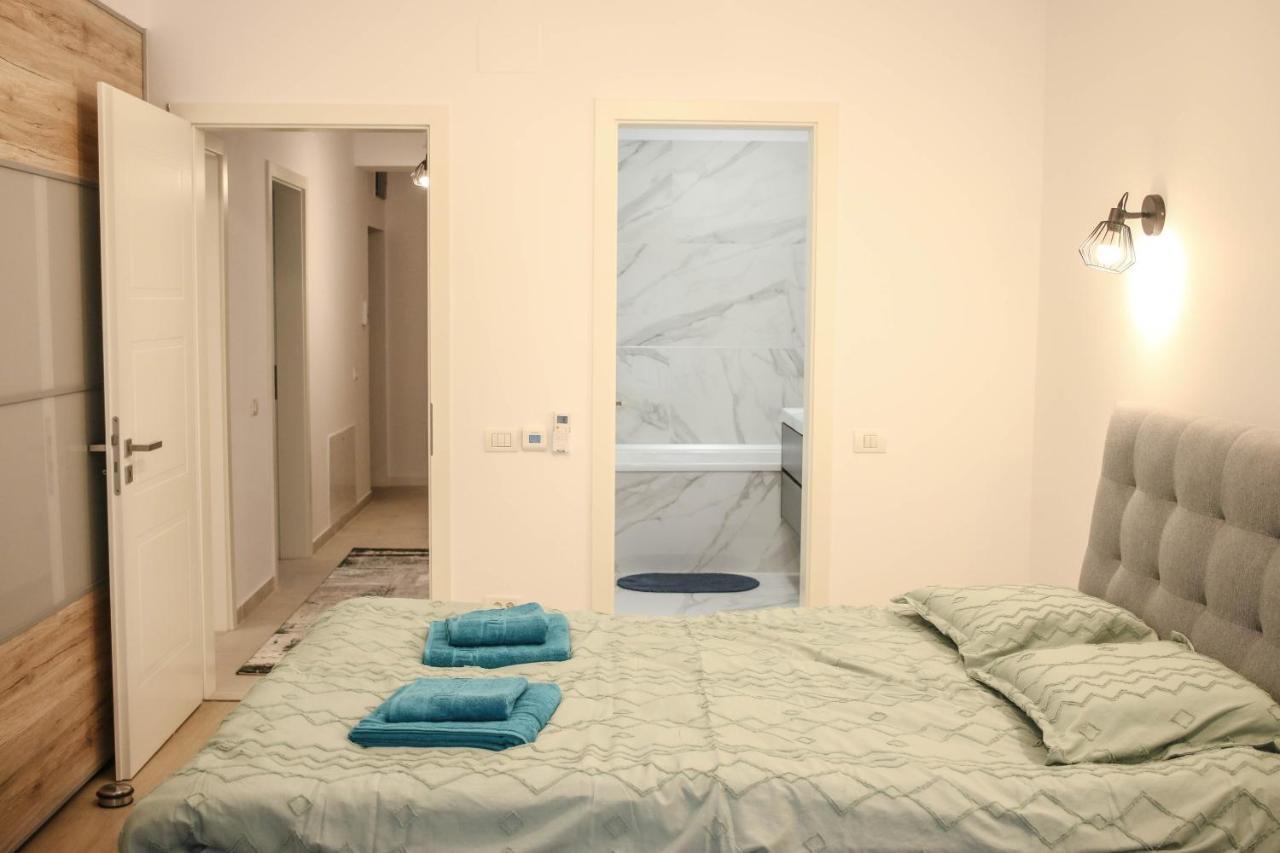 The Next Door Apartaments Bucarest Esterno foto